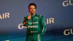 Fernando Alonso realiza un gesto de aprobación en el podio del GP de Bahrein.