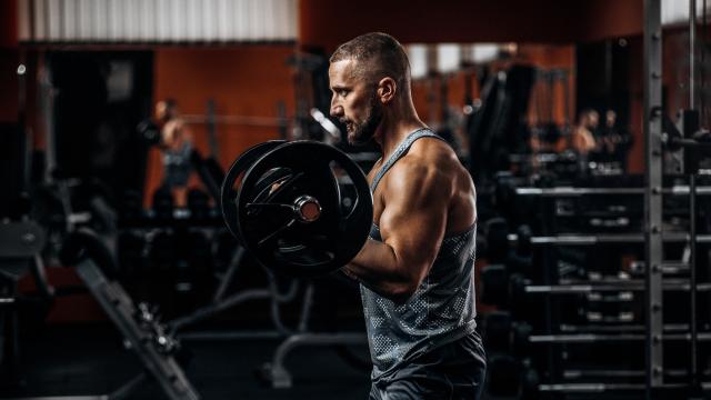 Imagen de archivo de un hombre en un gimnasio.