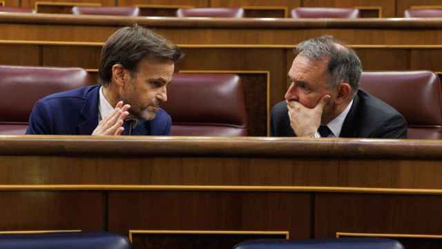 El dirigente de En Comú Podem, Jaume Asen, y el secretario general del PCE y portavoz de Izquierda Unida, Enrique Santiago.