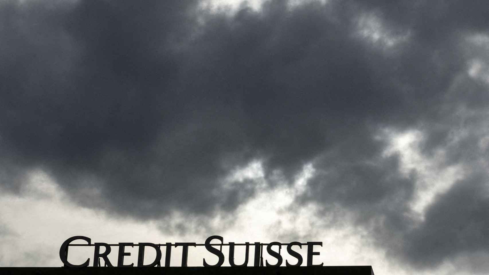 Logo de Credit Suisse en lo alto de una sucursal. /Denis Balibouse/File Photo