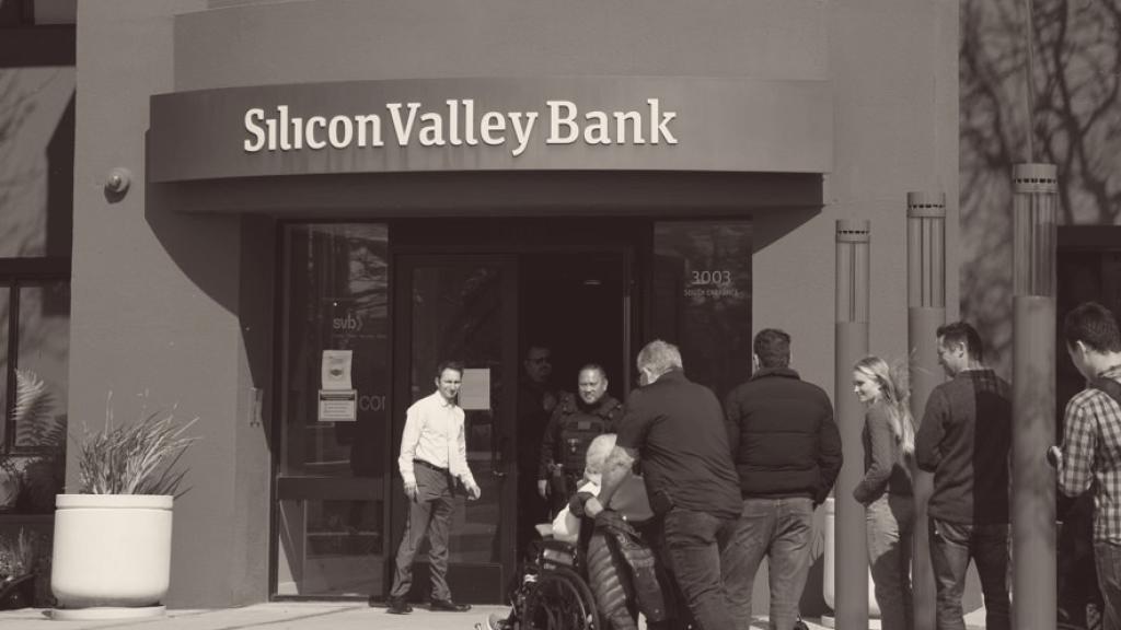 Gente haciendo cola en la sede del Silicon Valley Bank (SVB), en Santa Clara, California.