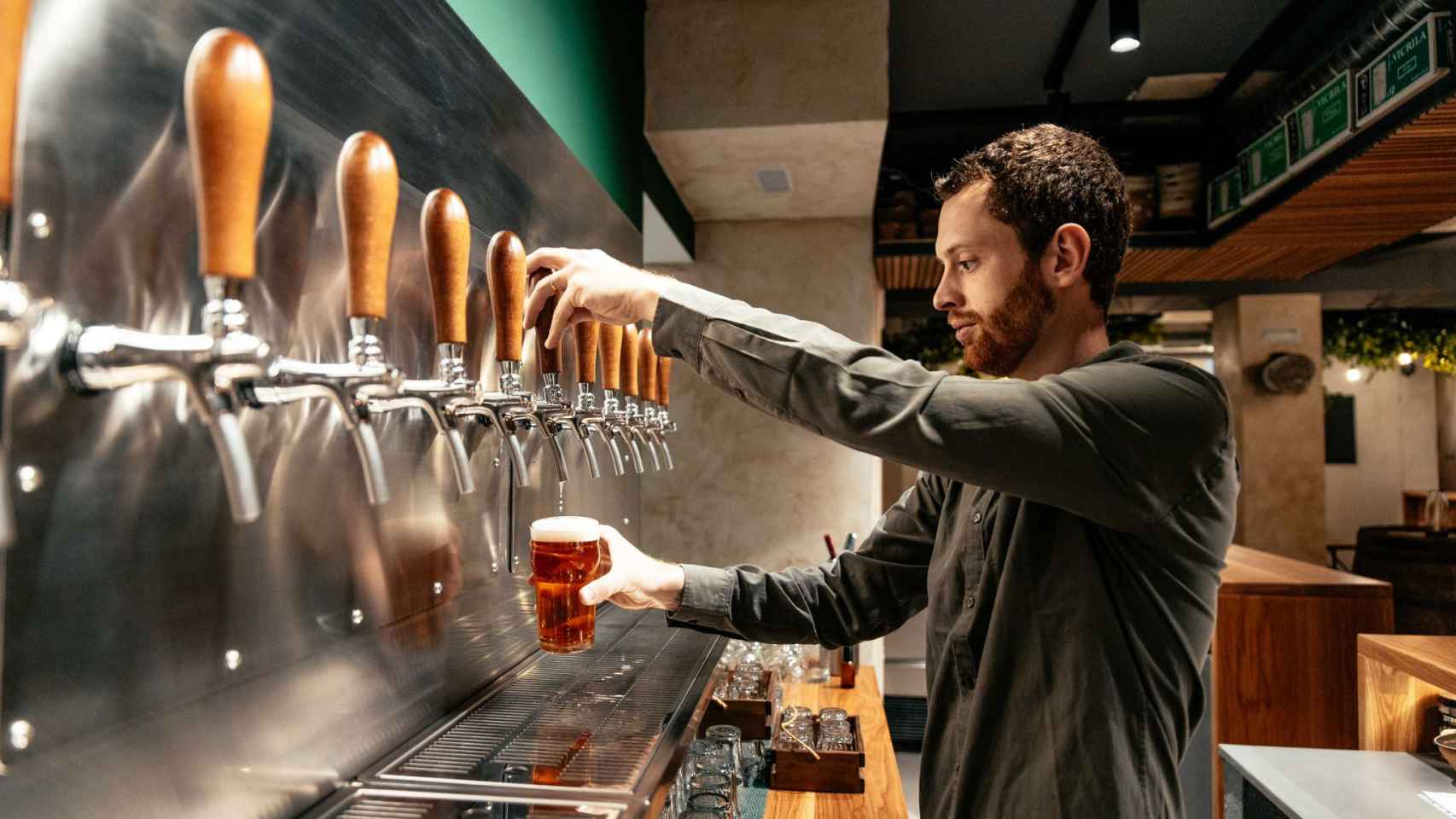 El chef francés tirando una cerveza en su bar de Malasaña.