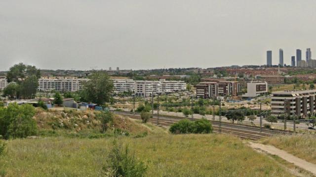 Vista del micronúcleo de infraviviendas en Pitis frente bloques de pisos de Arroyo de Fresno.