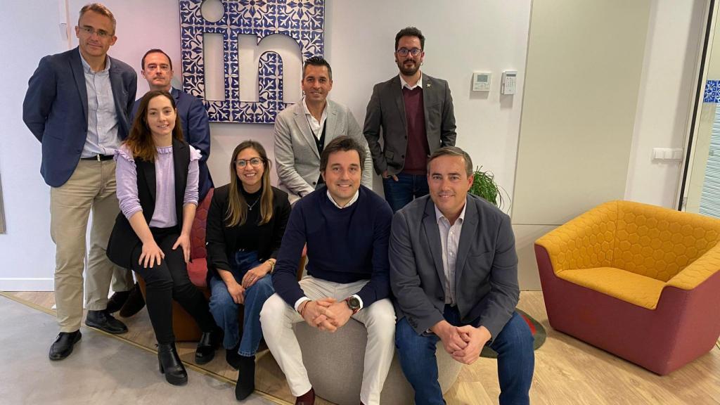 Parte del equipo de Vértice y de LinkedIn en la oficina de LinkedIn España.