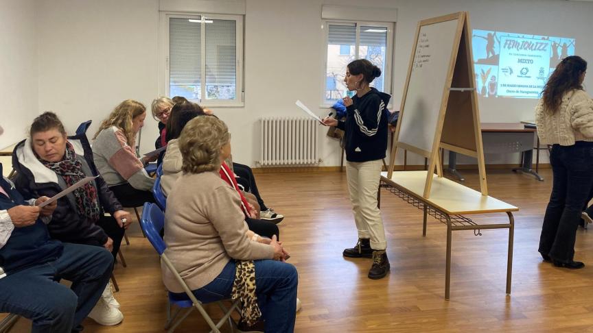 La politóloga y jurista María Jiménez, durante el concurso Femiquizz de Mirada al Bierzo para dar a conocer a mujeres referentes. Foto cedida.