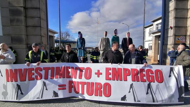 Salida de la manifestación desde la puerta del astillero ferrolano