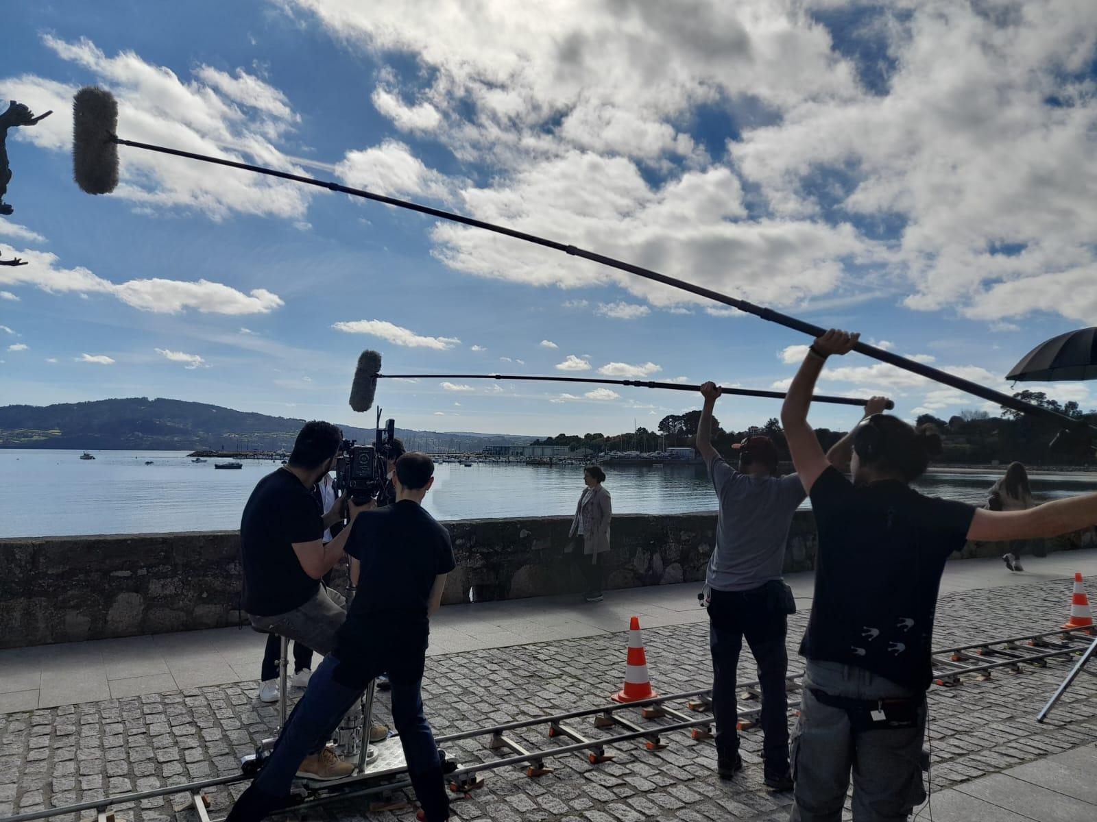 El equipo de la ficción rodando en el paseo marítimo. Imágenes: Concello de Ares