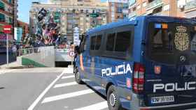 Un furgón policial patrulla durante los días de Fallas la ciudad de Valencia.