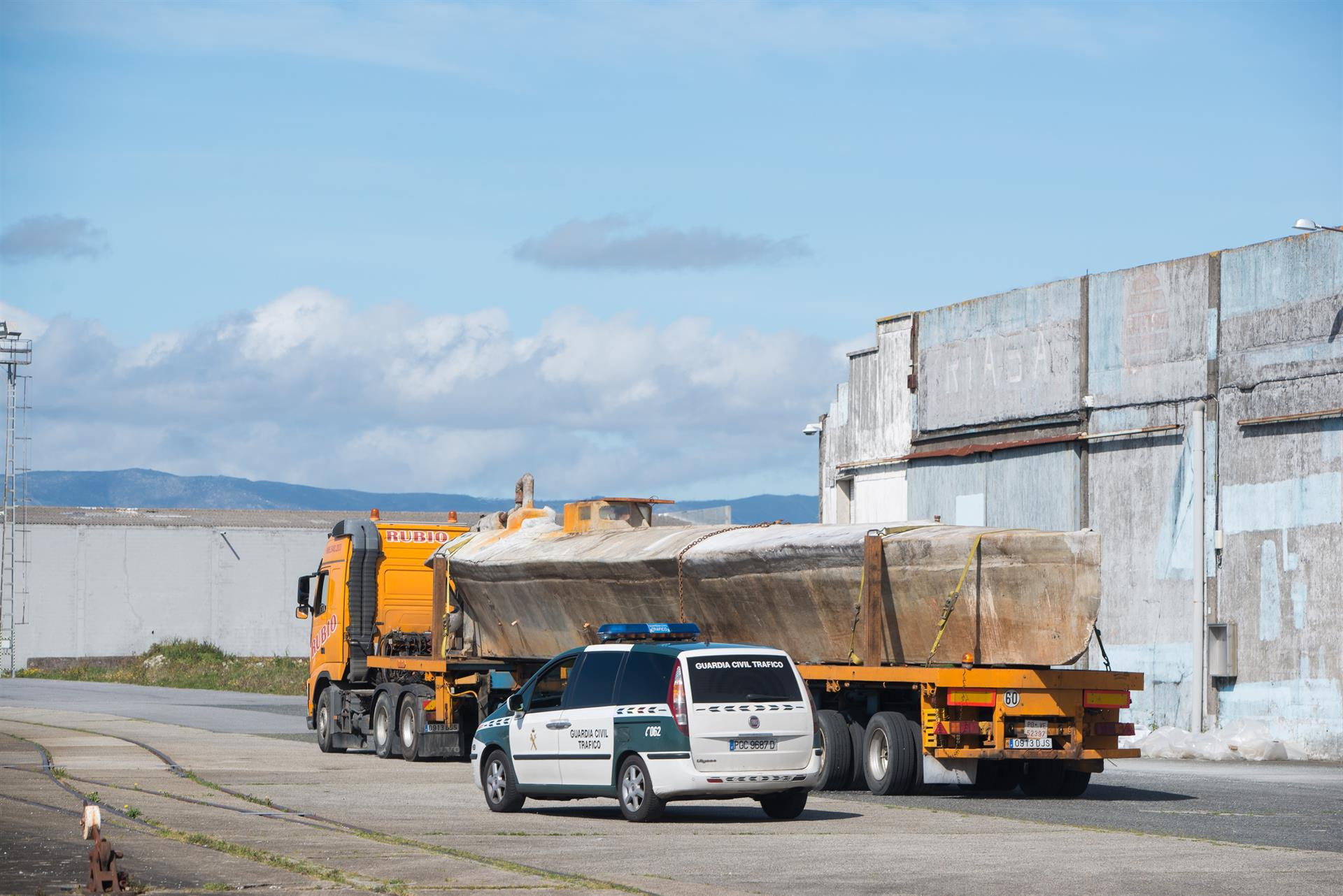 El narcosubmarino hallado en la ría de Arousa, a su llegada a un muelle del puerto de Vilagarcía (Pontevedra), en un transporte especial escoltado por la Guardia Civil. Foto: Gustavo de la Paz / EP