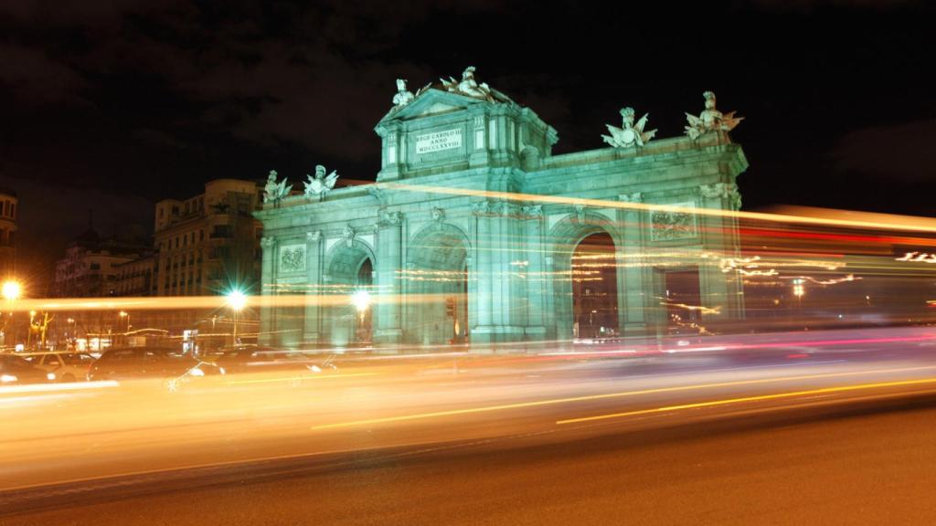 La Puerta de Alcalá teñida de verde