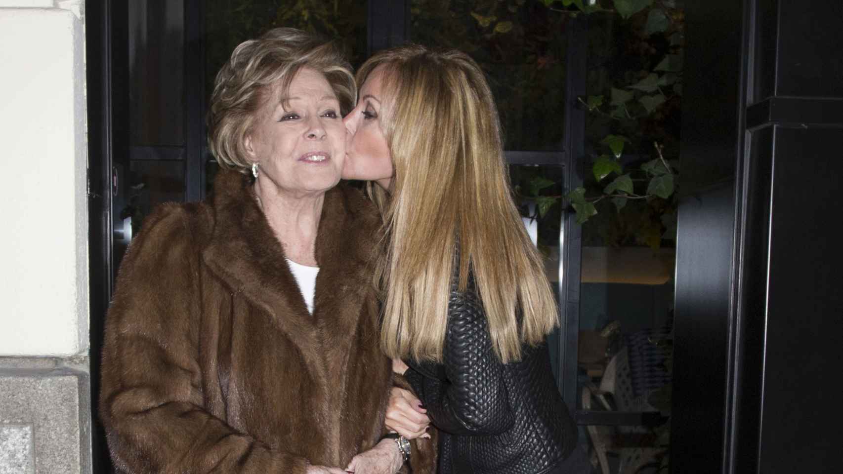 Lara Dibildos besando a su madre el día del 85 cumpleaños de ésta, en 2016.