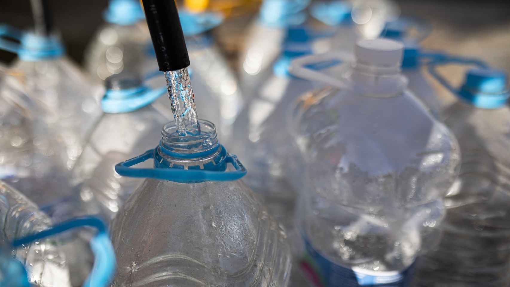 Varias botellas de agua de plástico.
