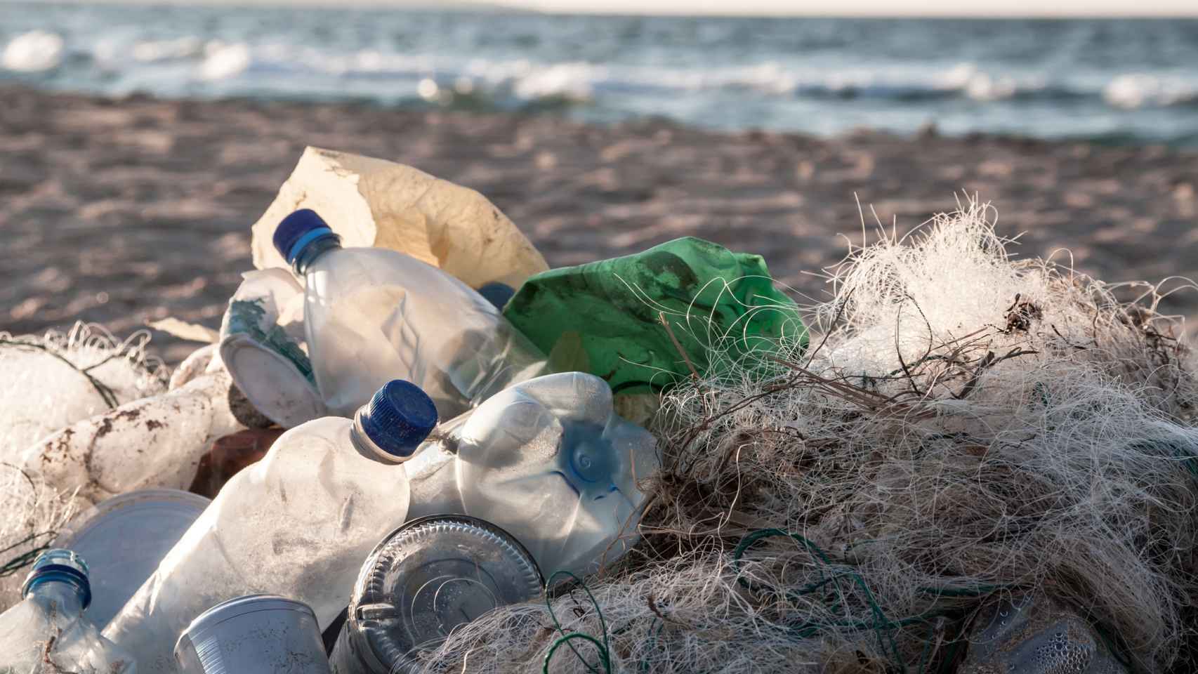 Botellas de plástico acumuladas en una playa.