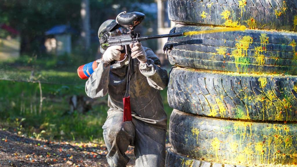 Una persona jugando al paintball, en una imagen de archivo.