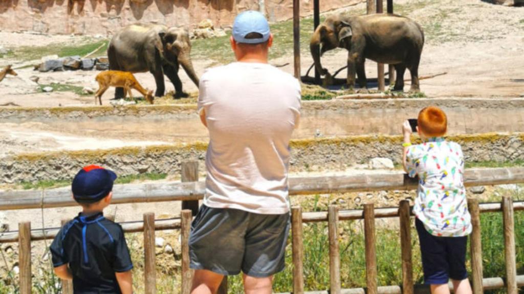 Un padre junto a sus hijos en una visita a Terra Natura Benidorm.