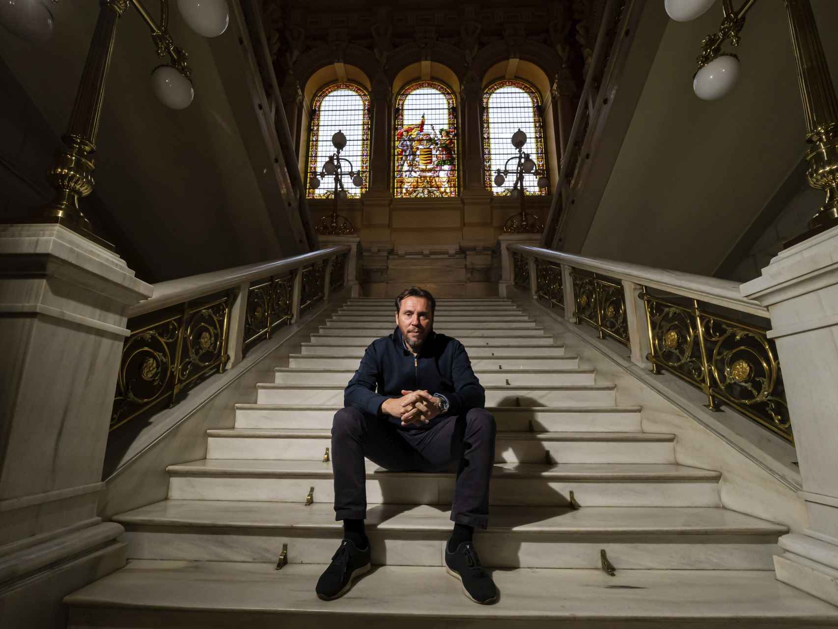 Óscar Puente en las escaleras del Ayuntamiento