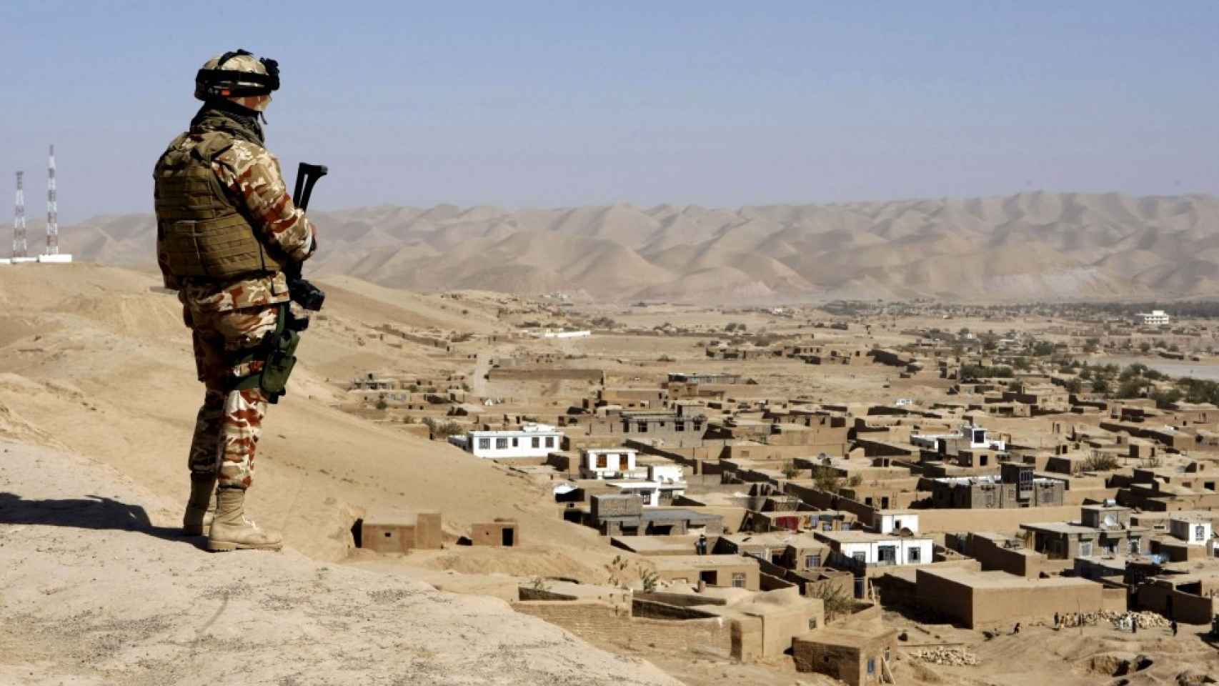 Un soldado español hace guardia cerca de la base de Qala i Naw, en Afganistán.