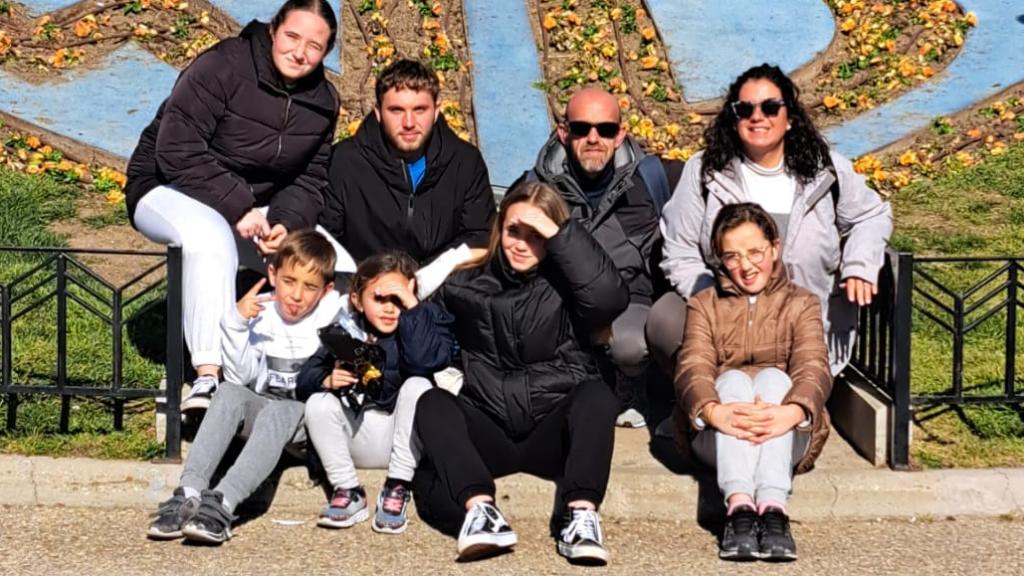 Rocío y José Francisco Jerez junto a sus seis hijos: Mario, Paloma, Lucía, Alma, José y Rocío.