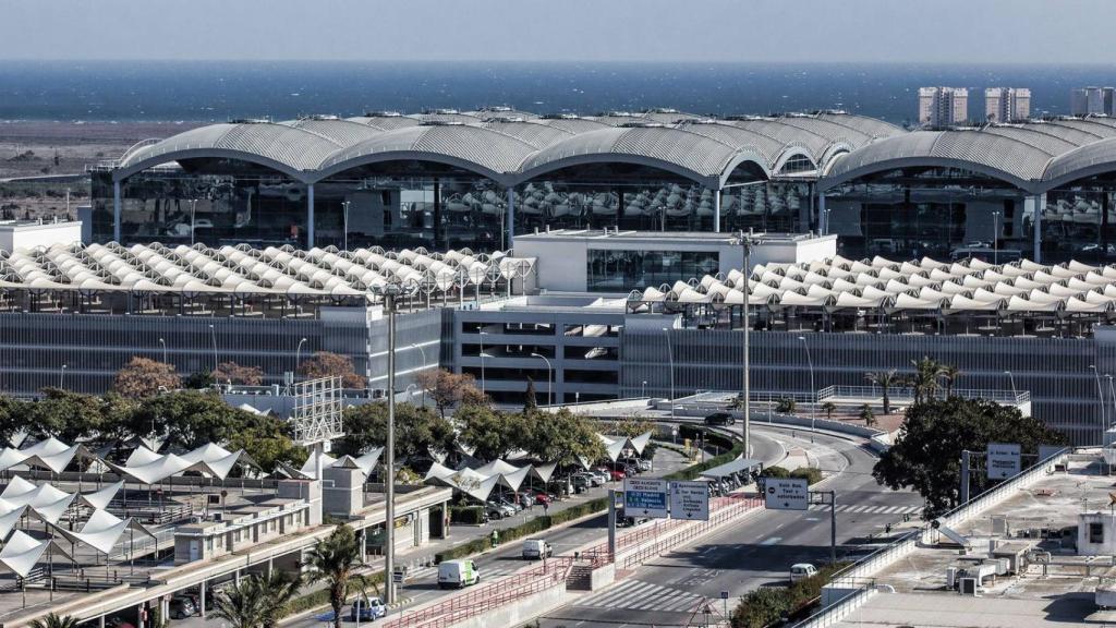 El aeropuerto de Alicante y, al fondo, viviendas.