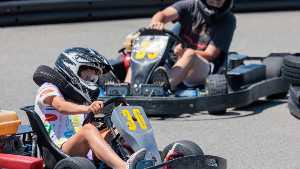 Dos personas practicando 'karting', en una imagen de archivo.