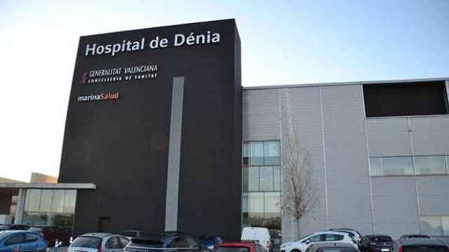 fachada del Hospital de Dénia, gestionado por Ribera Salud desde agosto de 2021.