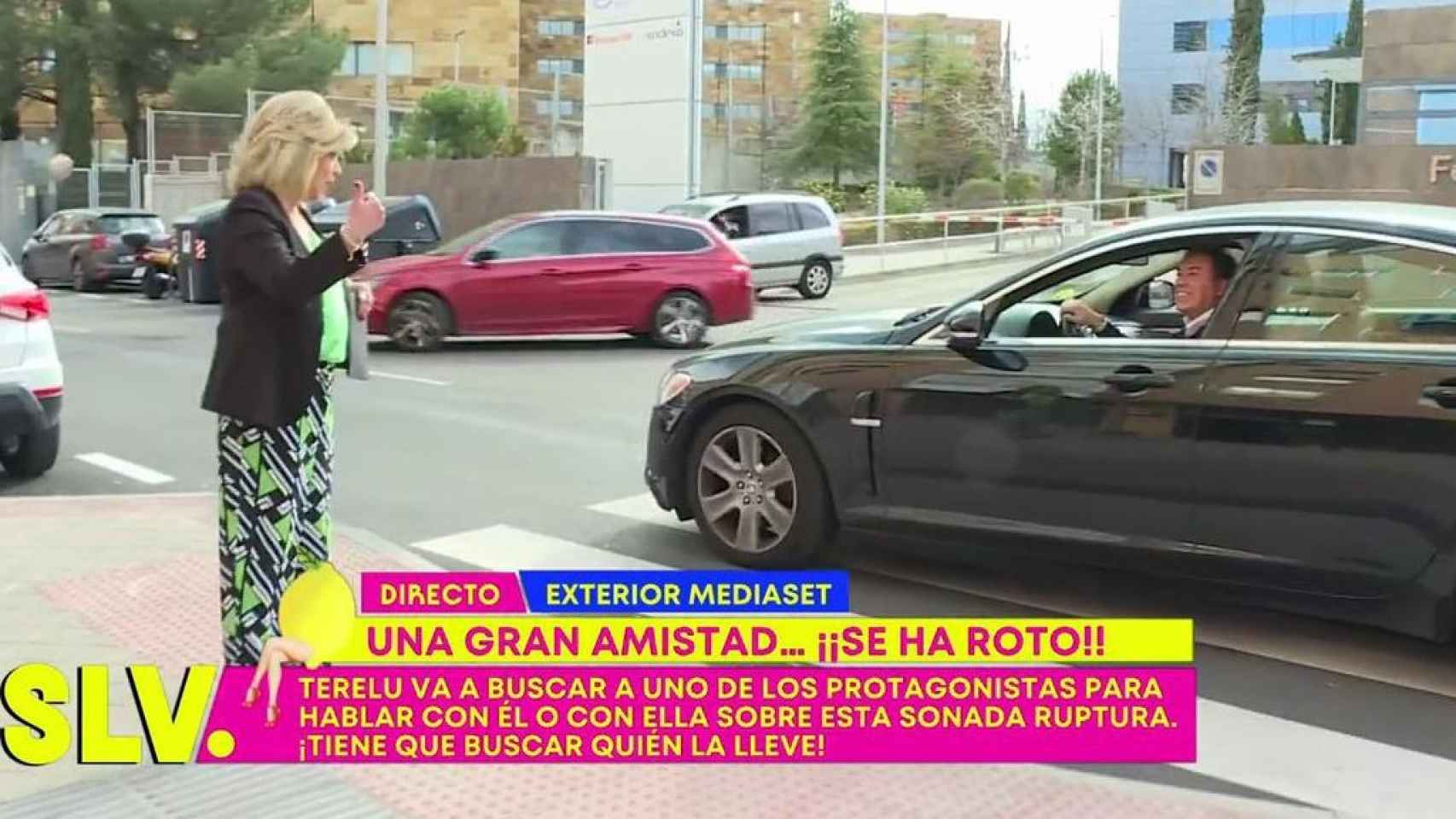Terelu Campos hace autostop en directo: se mete en el coche de una desconocida.