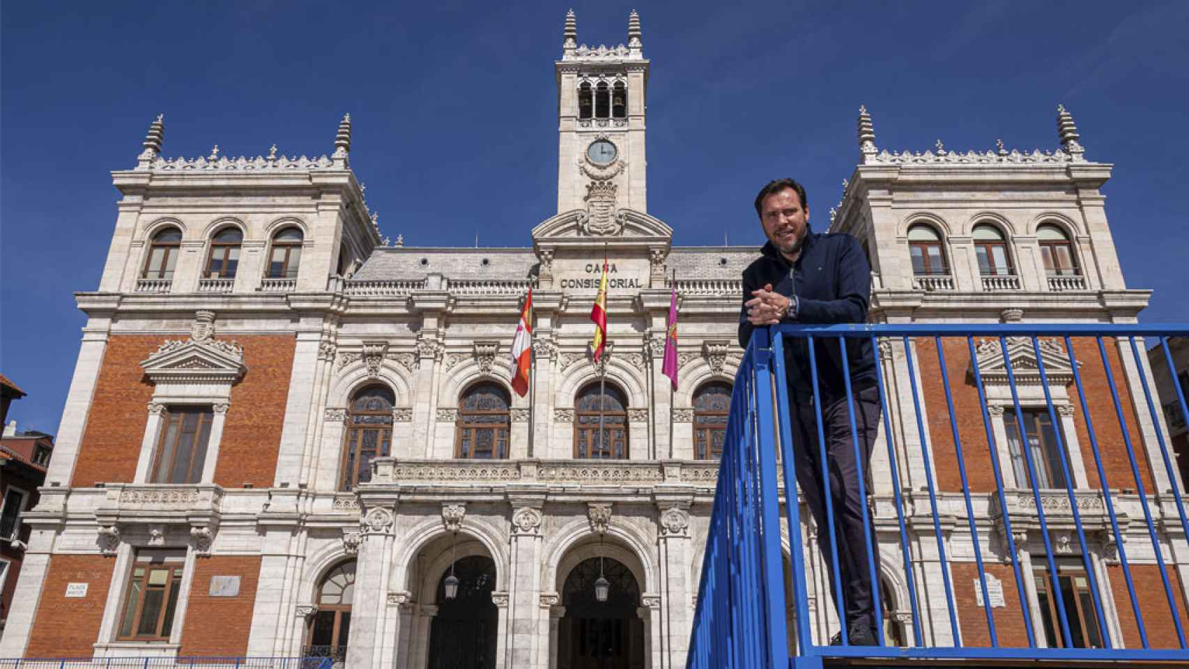 Óscar Puente con el Ayuntamiento de Valladolid de fondo