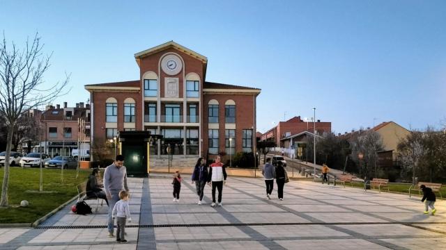 Vecinos de Arroyo de la Encomienda pasean por la Plaza de España de la localidad