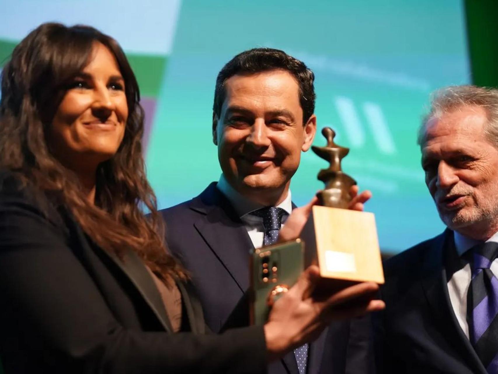 Imágenes del día: Lorena García alza un premio en nombre de Antena 3 y  Mutua Madrileña