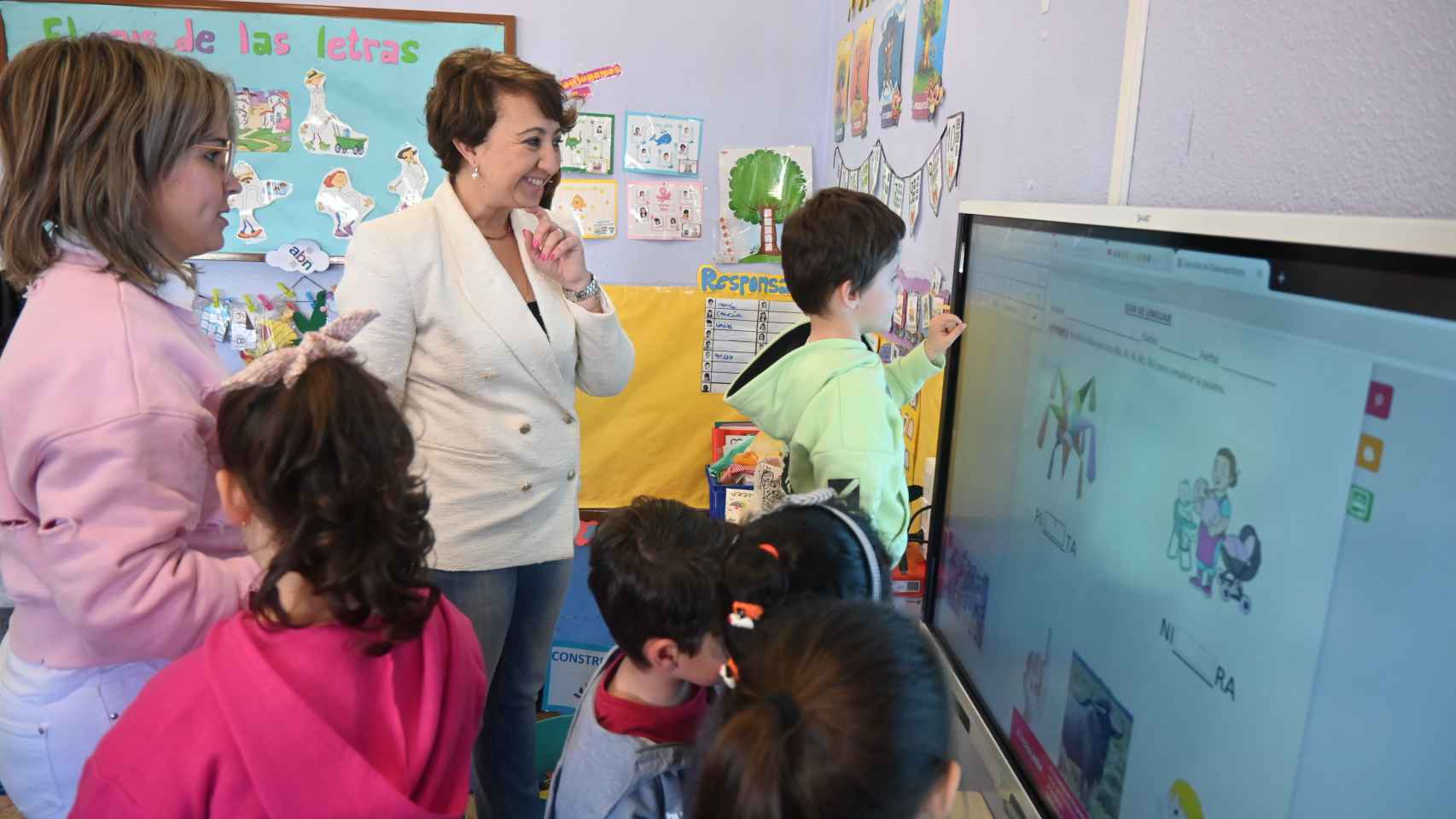Los alumnos de los colegios públicos de Socuéllamos comienzan a trabajar en sus aulas con pantallas digitales