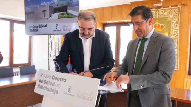 Firma del acuerdo entre la Consejería de Sanidad y la Diputación de Ciudad Real. Foto: JCCM.