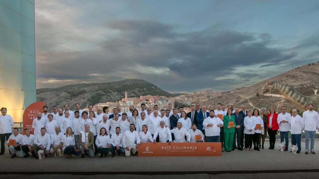 Entrega de las chaquetillas y placas a los embajadores de Raíz Culinaria. Foto: JCCM.