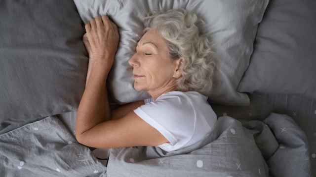 Imagen de archivo de una mujer durmiendo.