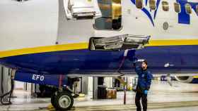 Un trabajador realiza labores de mantenimiento en un avión de Ryanair.