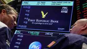 Logo del First Republic Bank en una pantalla de la Bolsa de Nueva York.