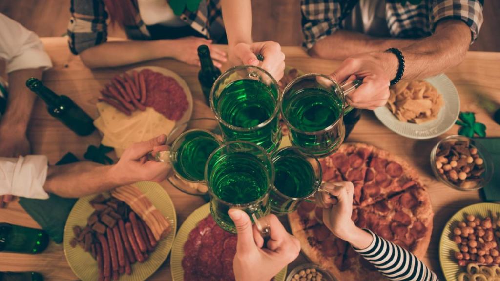 Comida irlandesa acompañada de cerveza  verde, típica el Día de San Patricio.