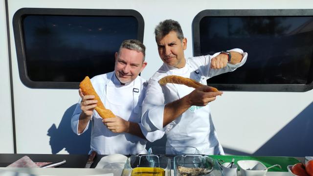 Paco Roncero y Albert Adrià muestran uno de los ingredientes de su tapa en el Mercado Barceló.