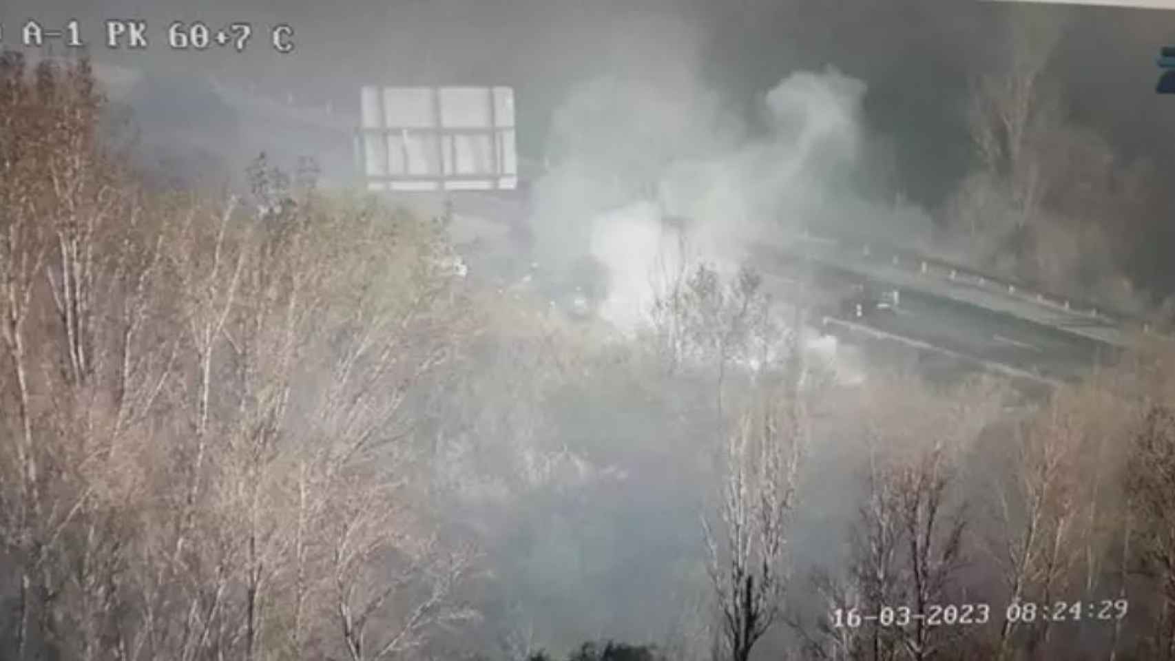 Humareda provocada por el incendio del minibús en la carretera de Burgos.