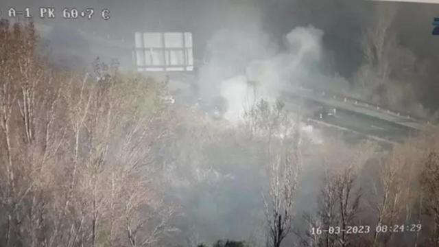 Humareda provocada por el incendio del minibús en la carretera de Burgos.