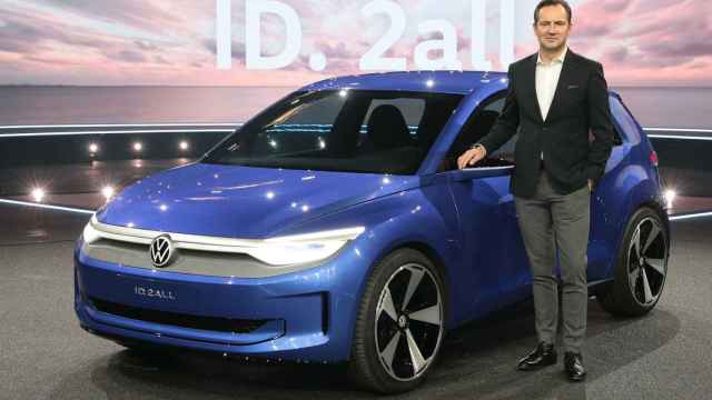 Thomas Schäfer, nuevo CEO de Volkswagen desde 2022, junto con el futuro ID.2.