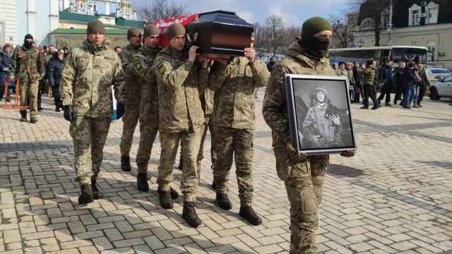 Combatientes ucranianos cargan el féretro de cuatro soldados que fueron liquidados el pasado día de Navidad durante una supuesta misión de sabotaje dentro de Rusia.