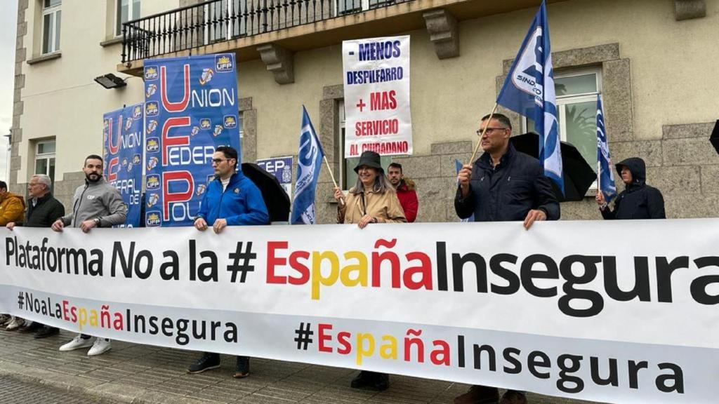 Manifestación de agentes de la Policía Nacional frente a la Delegación del Gobierno en A Coruña.