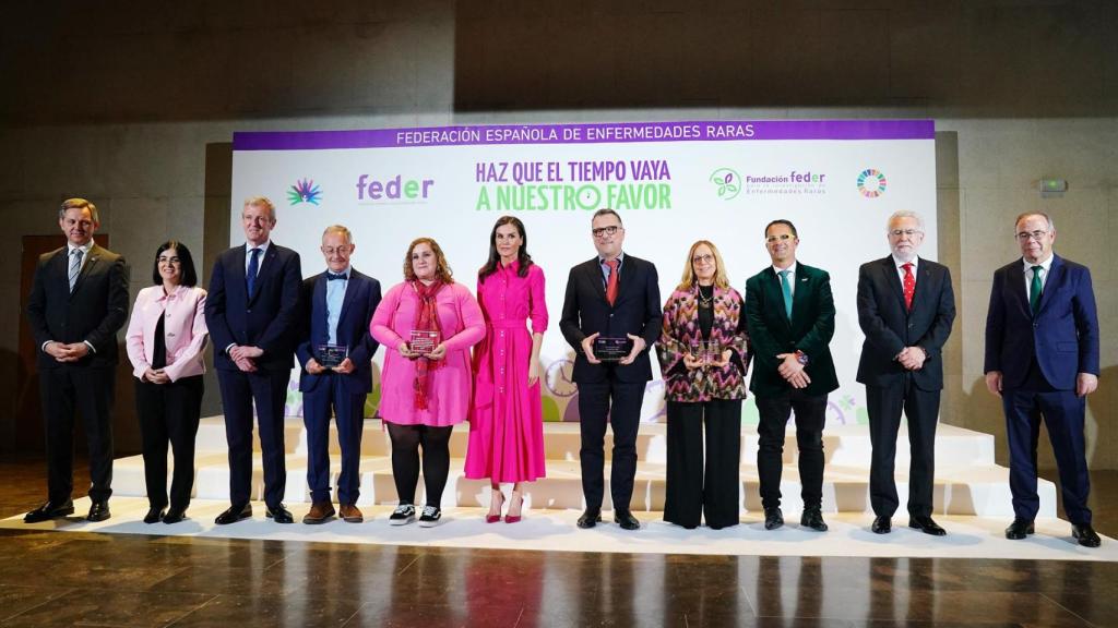 El delegado del Gobierno en Galicia, José Miñones (i), la ministra de Sanidad, Carolina Darias (2i), el presidente de la Xunta de Galicia, Alfonso Rueda (3i), la Reina Letizia (c), el presidente de FEDER, Juan Carrión (3d), y el alcalde de Santiago de Compostela