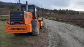 Vehículo trabajando en las pistas del Ortegal