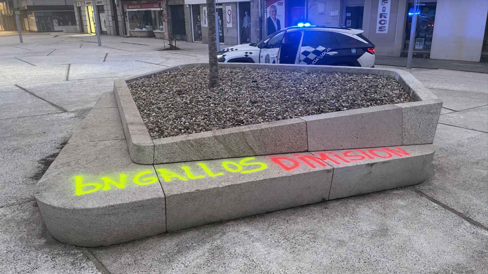 Pintadas en la Praza de Bugallal, en Ponteareas (Pontevedra).