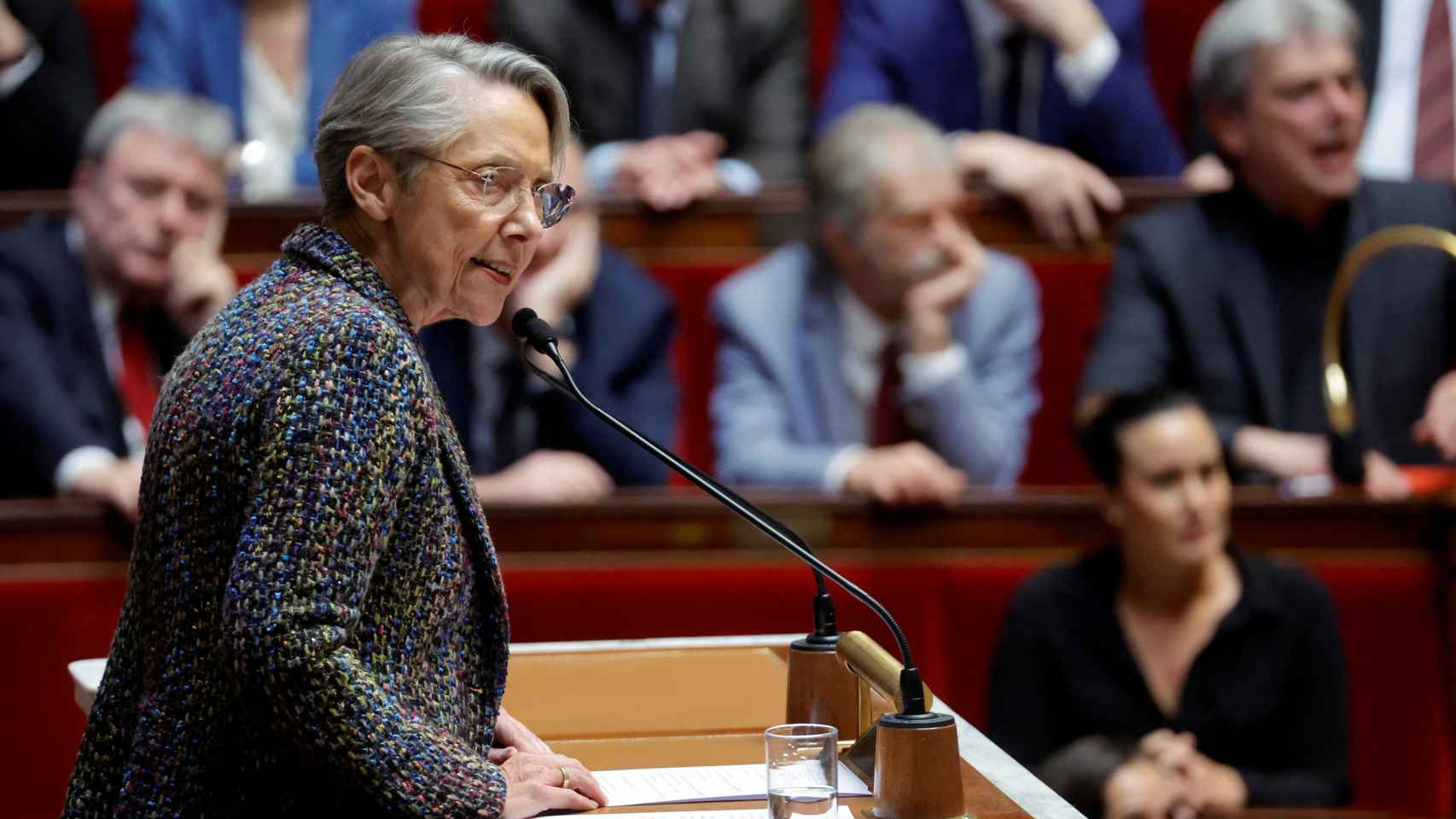 La primera ministra francesa, Élisabeth Borne, en la Asamblea Nacional durante su discurso este jueves en el que anunció el uso del artículo 49.3.