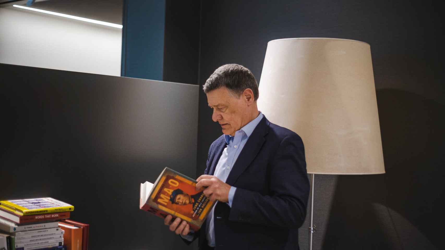 Jordi Sevilla ojea un libro de Mao que hay en un despacho de la consultora.