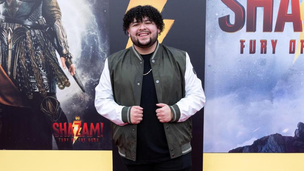 Rico Rodriguez en la alfombra roja de '¡Shazam! La furia de los dioses'