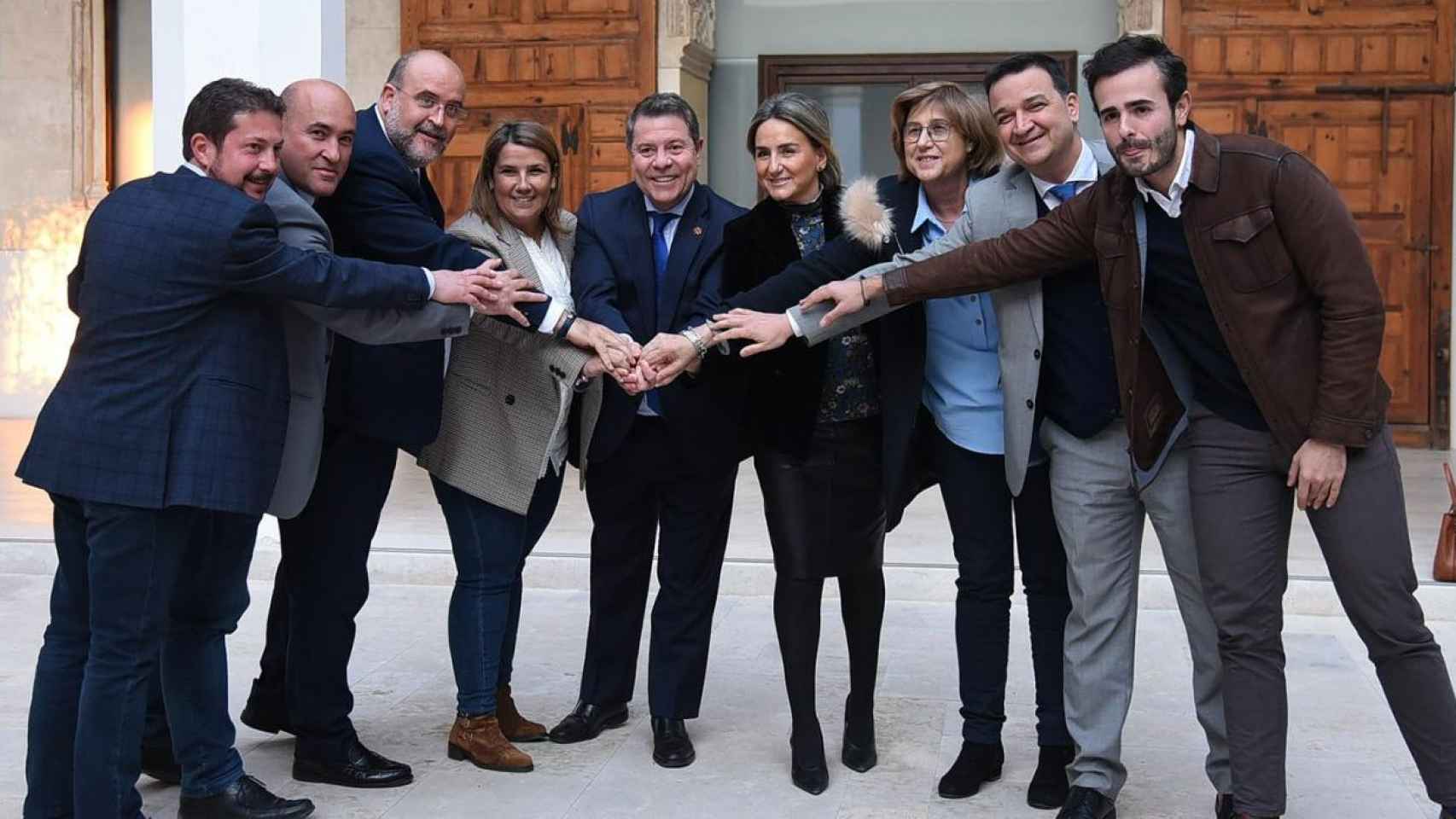 El presidente de Castilla-La Mancha, Emiliano García-Page (c), junto a su equipo, celebrando la aprobación del nuevo Plan de Cuenca del Tajo el pasado 24 de enero.