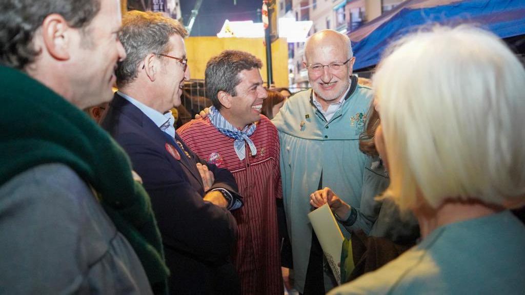 Alberto Núñez Feijóo, durante su visita a la falla Convento Jerusalén de Valencia. EE